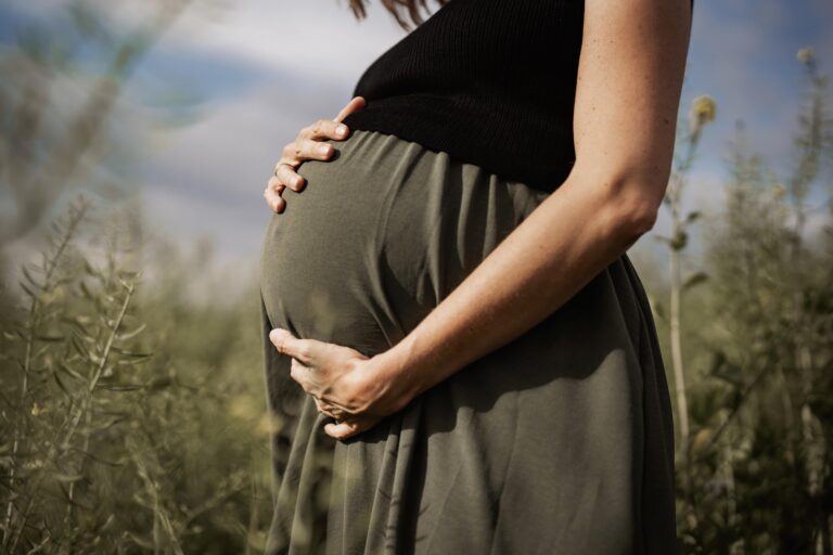 Babybauchfotografie in der Natur