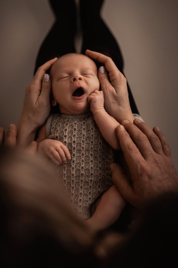 Newborn schlafend bei Fotoshooting in Mainz