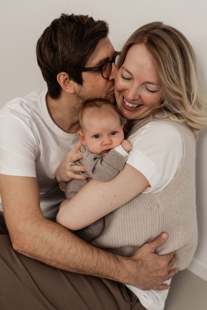 Neugeborenes mit Eltern, harmonisch im Studio in Mainz